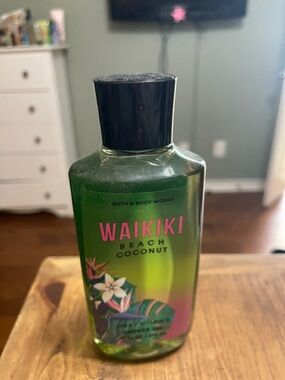 Bath & Body Works Waikiki Beach Coconut Shower Gel - Green with Pink Accent